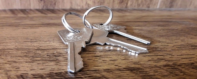 A set of 3 house keys